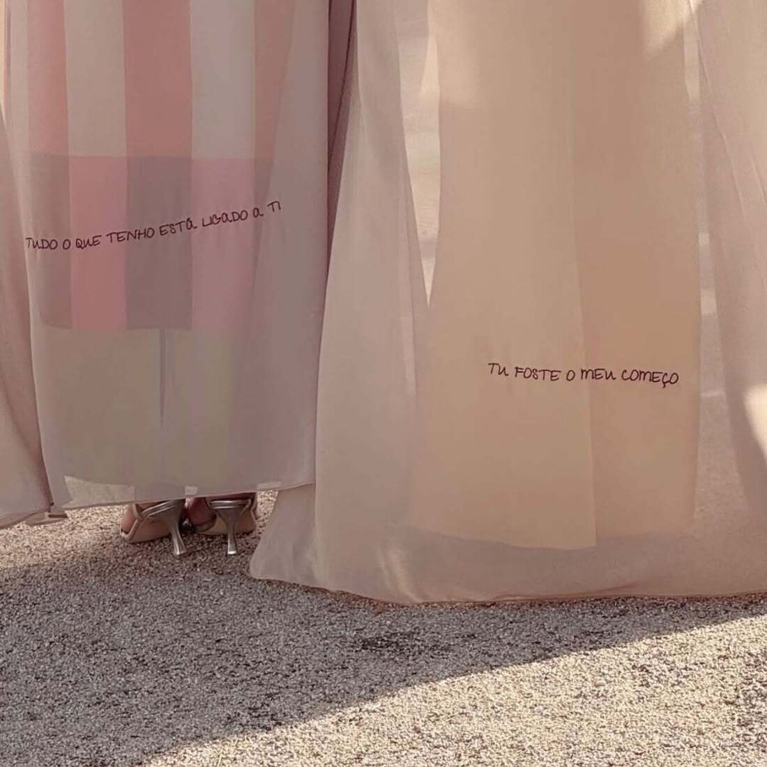 João Cajuda celebra casamento com mensagem especial nos vestidos dos convidados