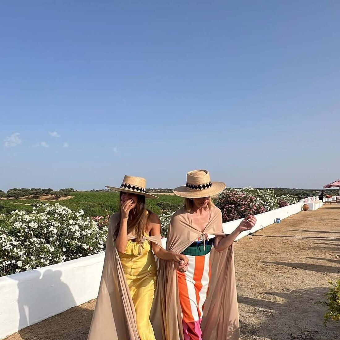 Atrizes e influenciadores celebram casamento de João Cajuda no Alentejo.
