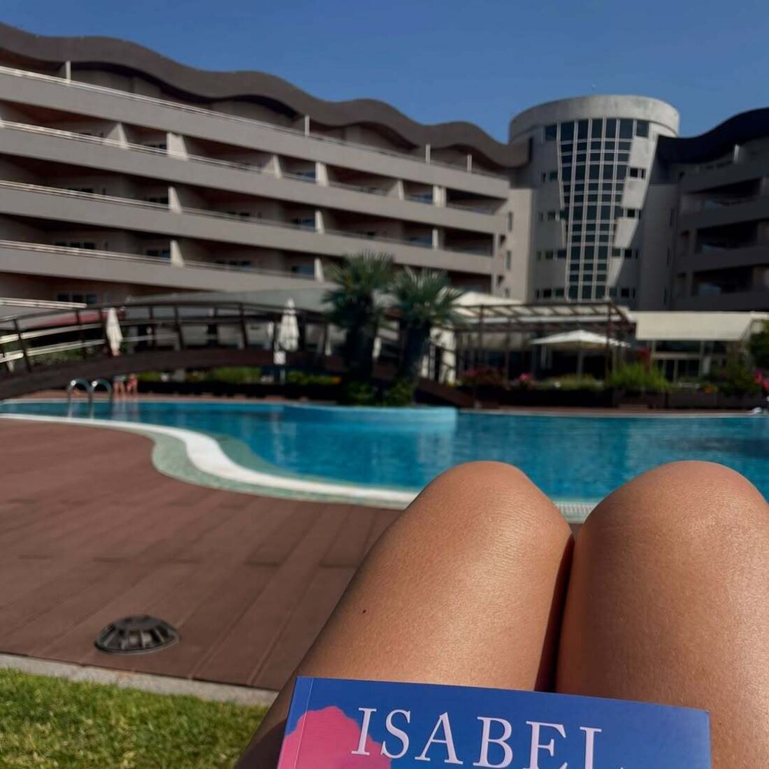 Leitura de Isabel Allende junto à piscina num dia de descanso