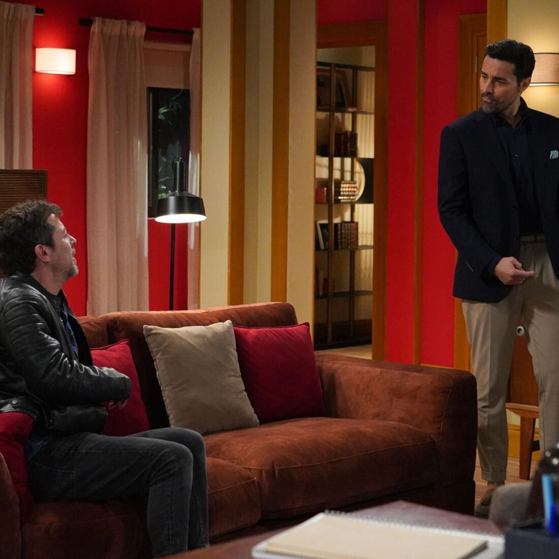 Vicente agride Olavo para evitar revelar gravidez de Sofia