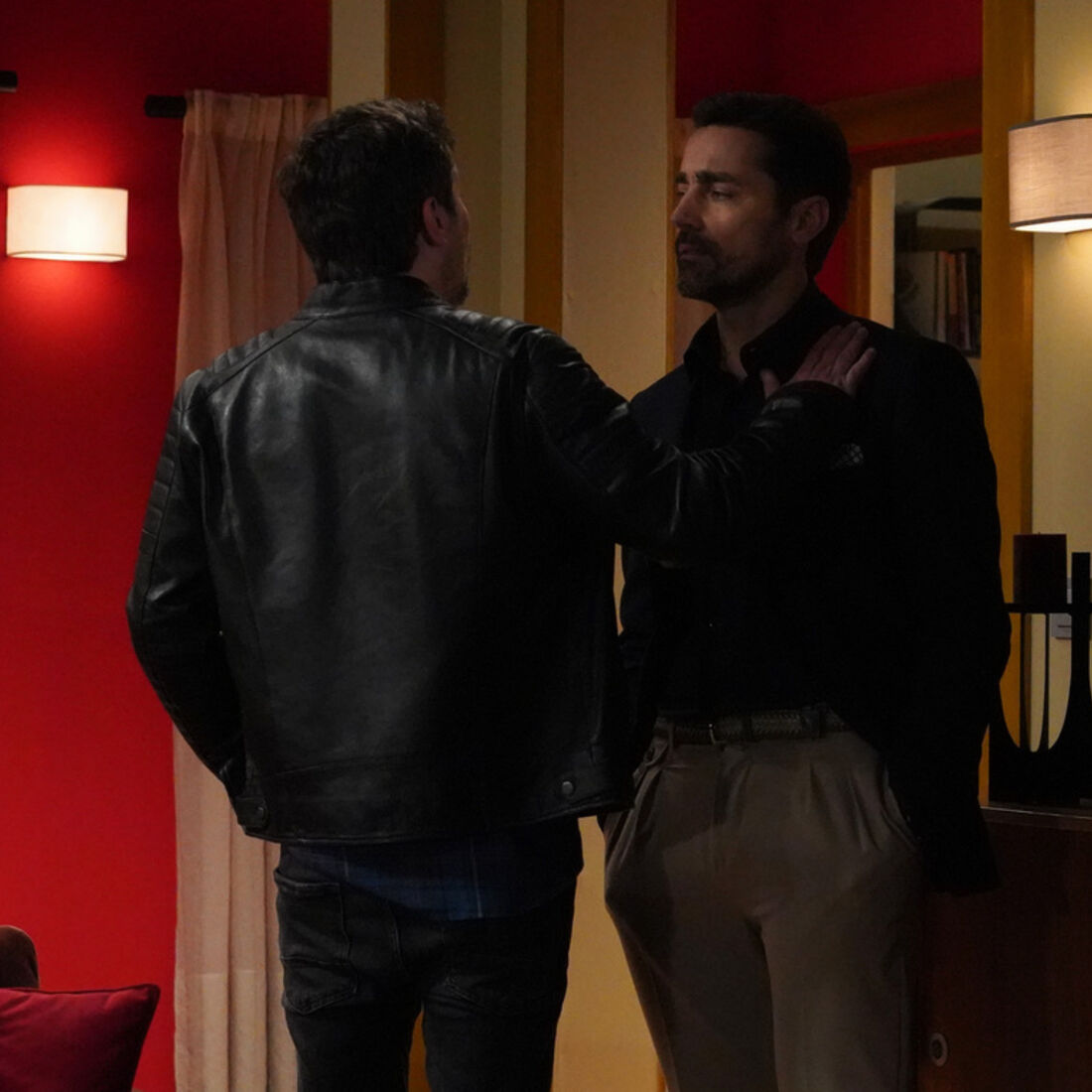 Vicente agride Olavo para impedir revelação a Sofia sobre a gravidez de Beatriz