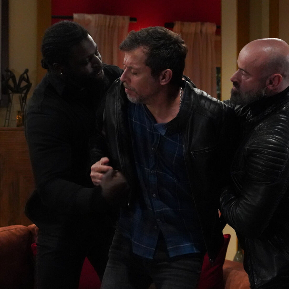 Vicente agride Olavo para proteger Sofia e o segredo do filho