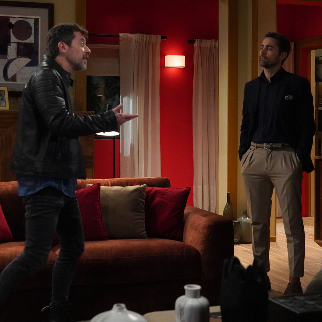 Vicente agride Olavo para proteger segredo sobre a gravidez de Sofia