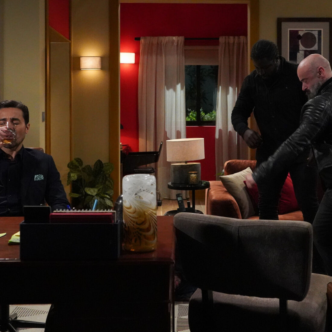 Confronto físico entre Vicente e Olavo por segredos familiares