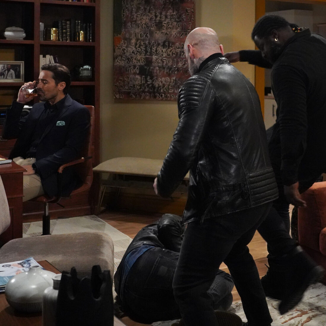 Vicente espanca Olavo para o impedir de contar a Sofia sobre o filho