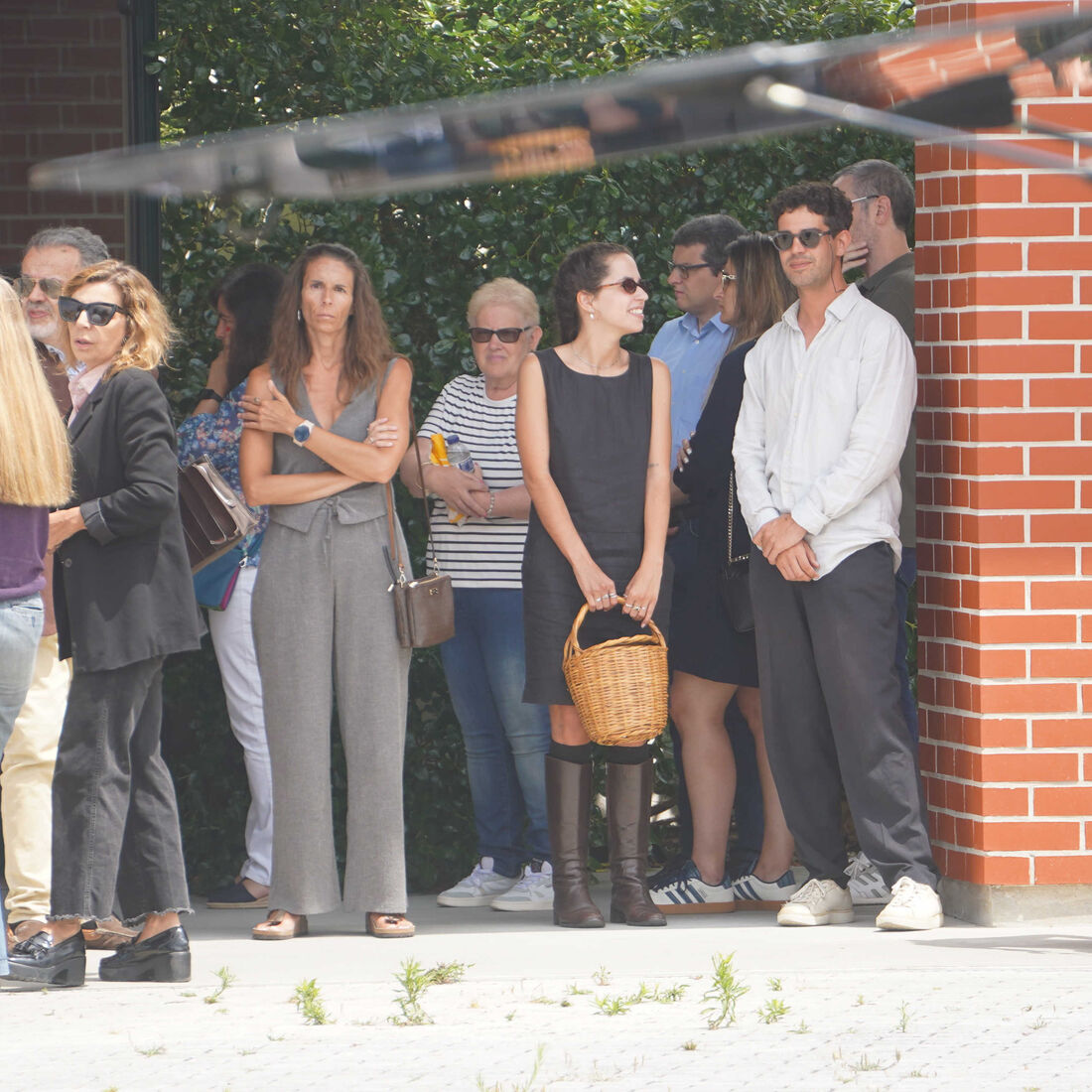 Alexandra Lencastre no funeral do pai, Jacinto Pedrosa, em Vieira de Leiria, com familiares e amigos
