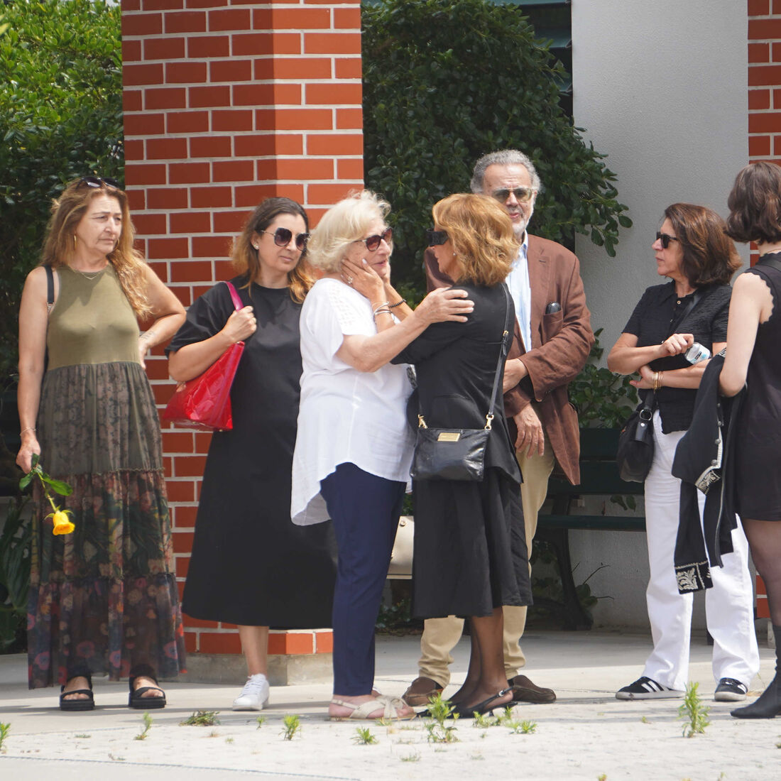 Alexandra Lencastre no funeral do pai, Jacinto Pedrosa, com familiares e amigos em Vieira de Leiria