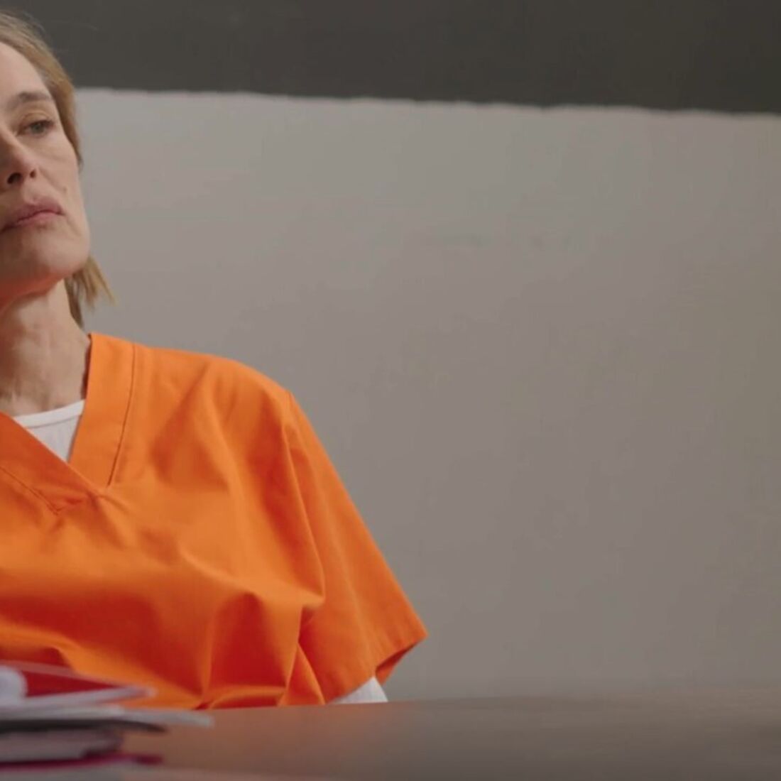 Olga confronta Helena na prisão, após acusações sobre a morte de António