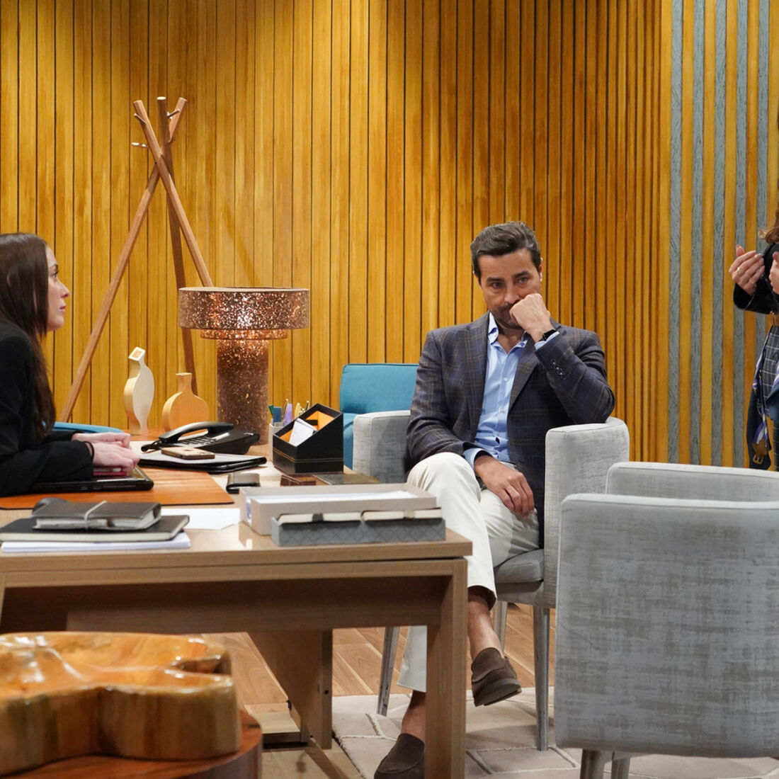 Sofia enfrenta Pilar após readmissão de Vicente na fábrica