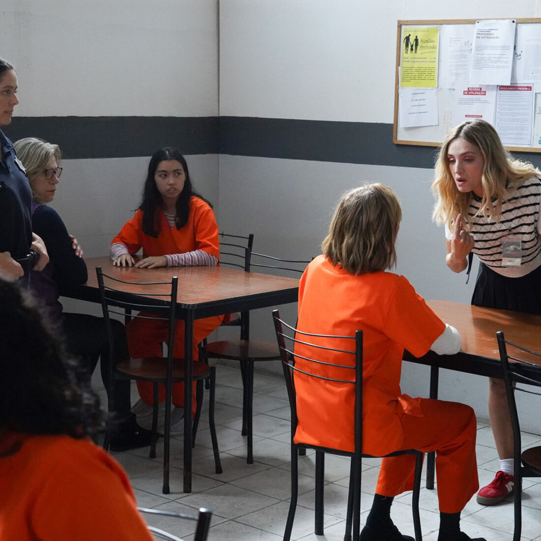 Camila confronta Helena na prisão após escândalo causado por Tomás