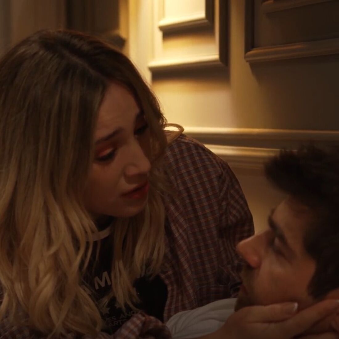 Camila confronta Helena na prisão após escândalo de Tomás