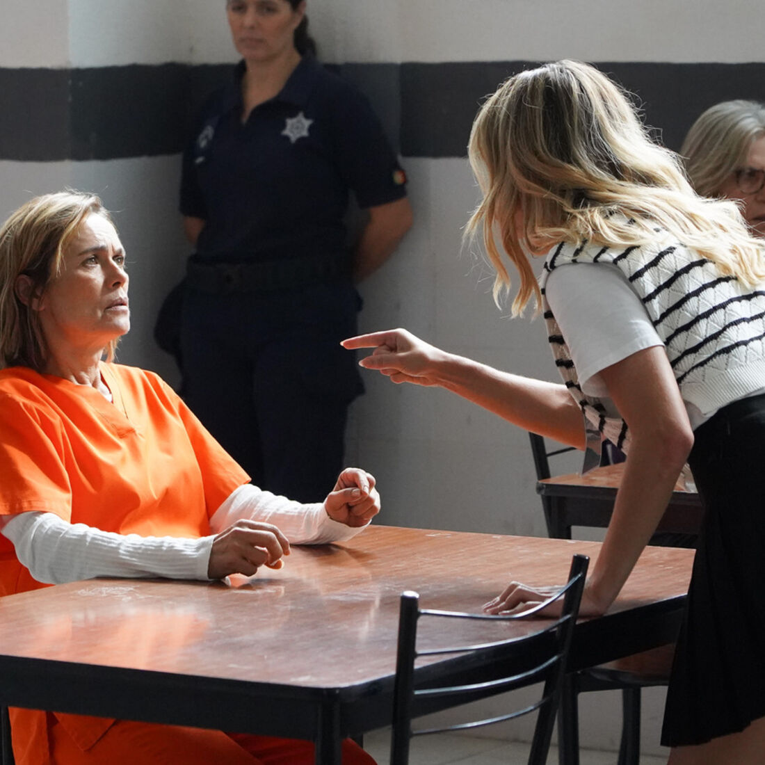 Camila confronta Helena na prisão, após escândalo provocado por Tomás