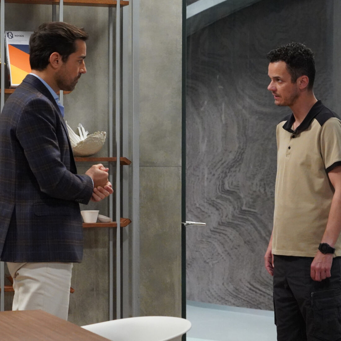 Pedro confronta Vicente sobre gravidez de Inês e exige promoção na fábrica