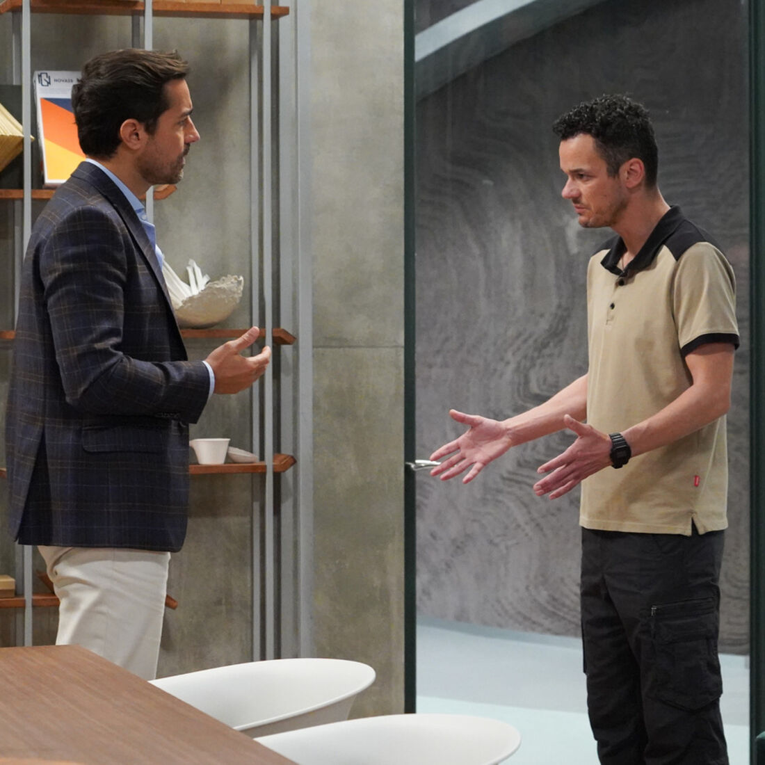 Pedro confronta Vicente sobre a gravidez de Inês e exige promoção na fábrica