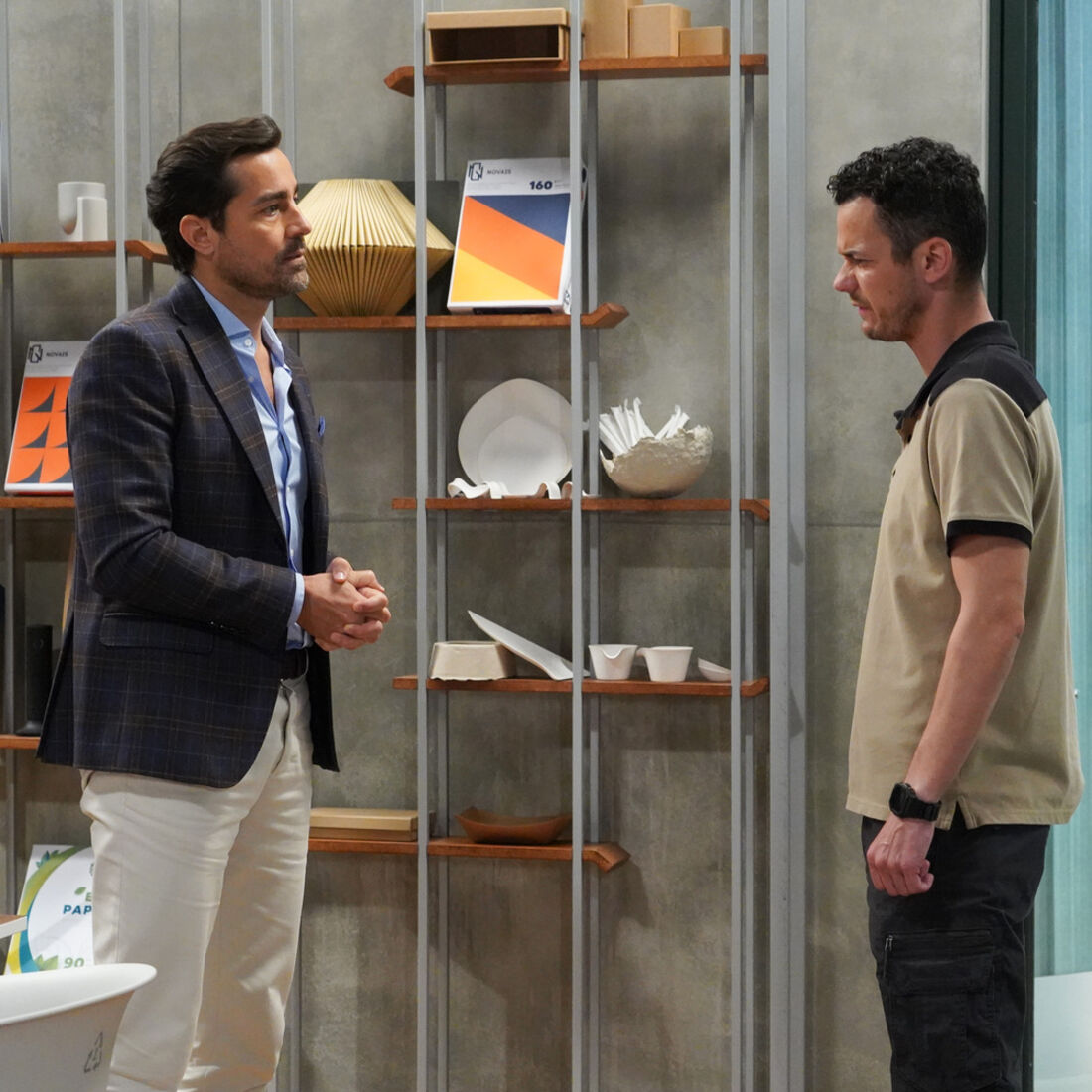 Pedro confronta Vicente na fábrica sobre a gravidez de Inês e exige uma promoção