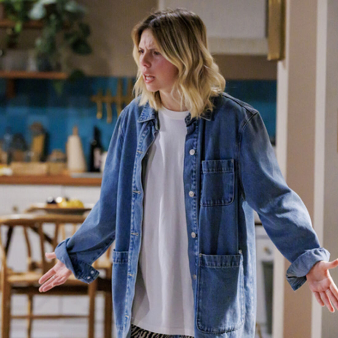 Pilar confronta Teresinha, exigindo que se afaste de Bernardo para proteger o relacionamento dele