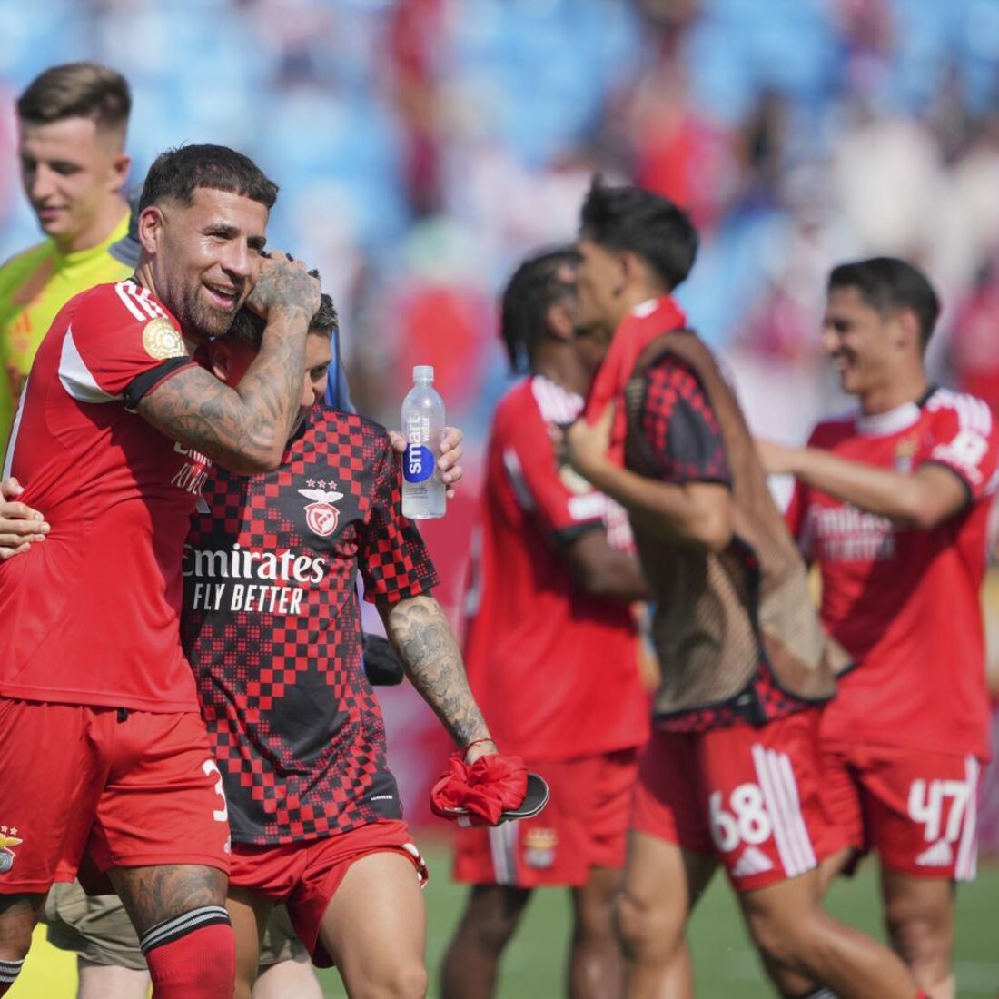 Jogadores do Benfica celebram vitória sobre o Bayern de Munique no Mundial de Clubes