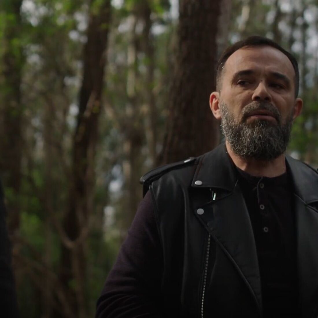 Luís comete um crime para proteger Micá na floresta