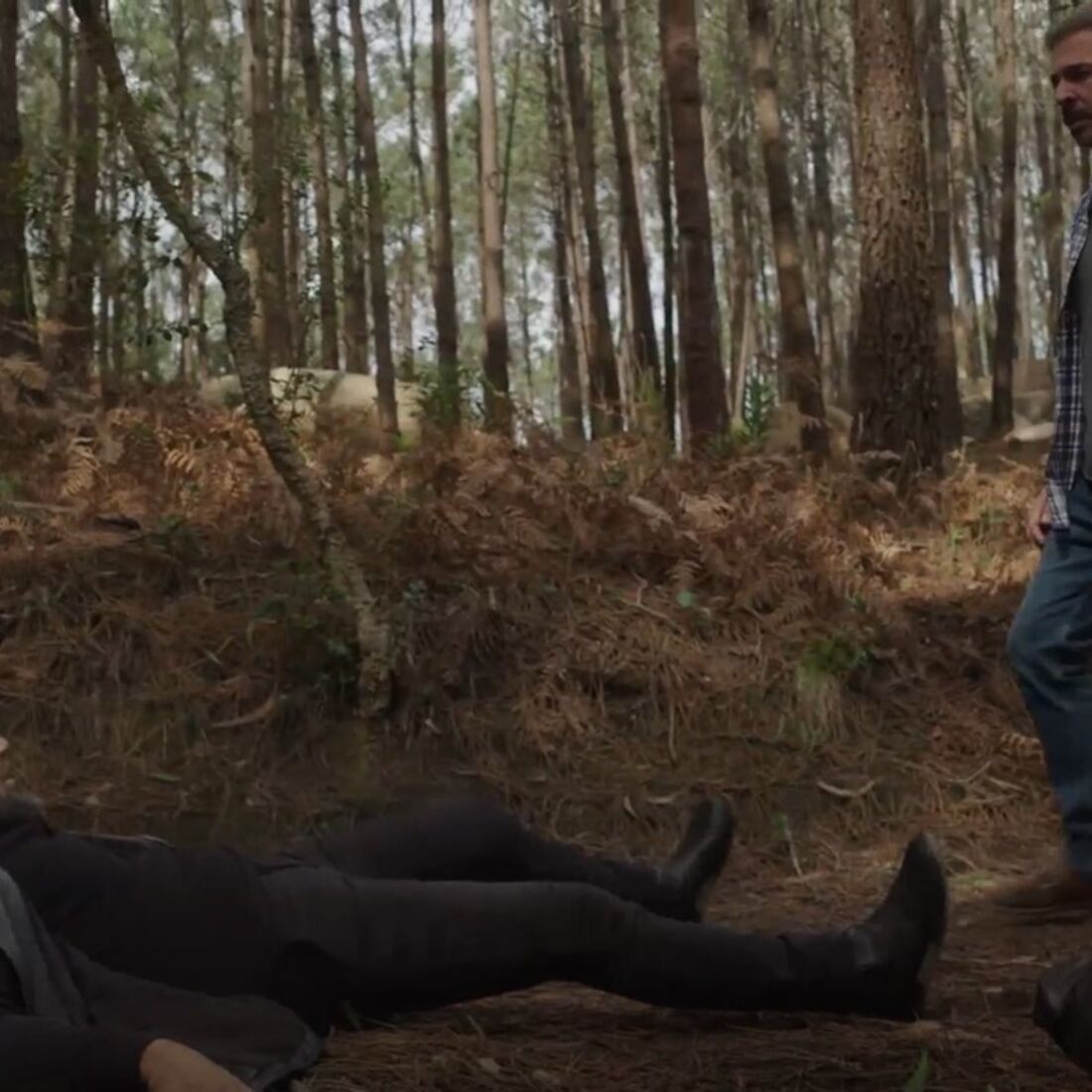 Luís mata o Moldavo na floresta para proteger Micá e o dinheiro