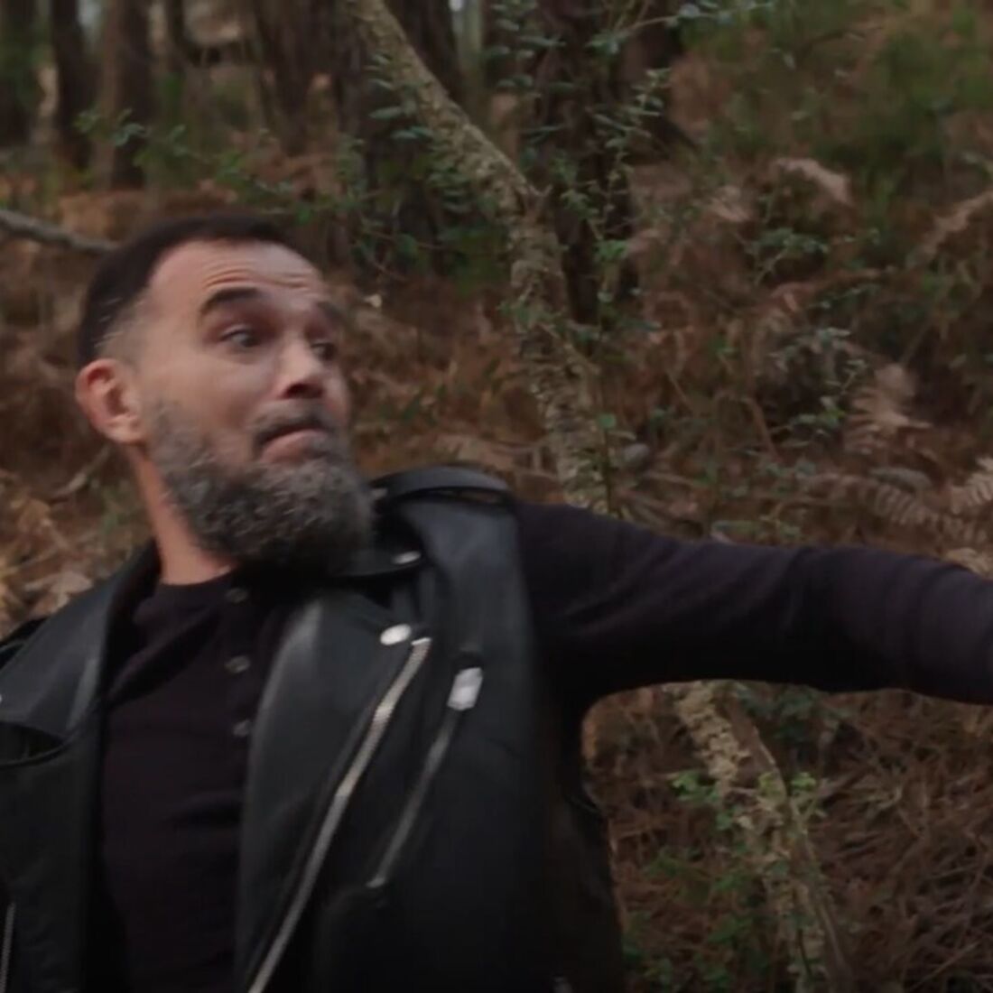 Em 'A Promessa', Luís protege Micá, matando um homem numa floresta