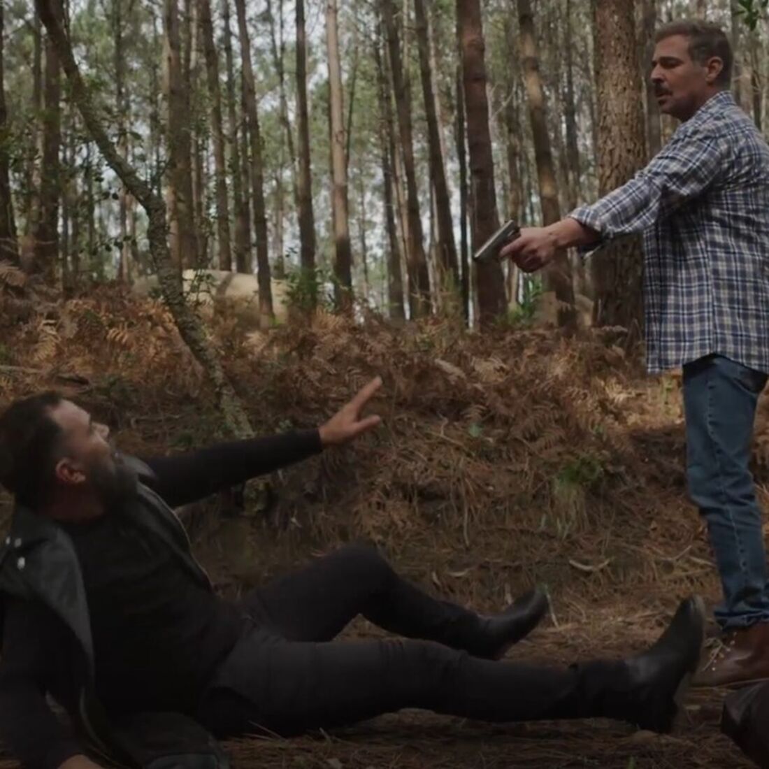 Luís mata um homem para proteger Micá numa floresta