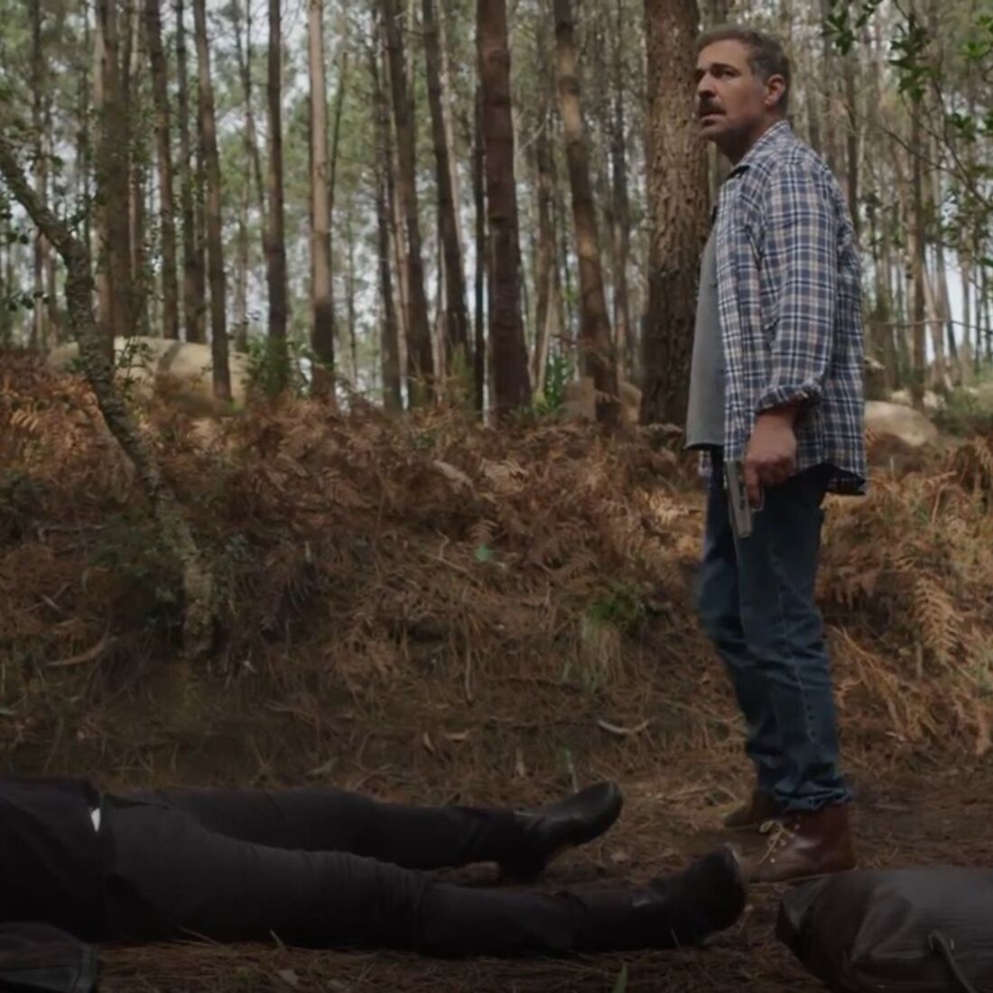 Luís protege Micá, matando um homem na floresta para ocultar um crime