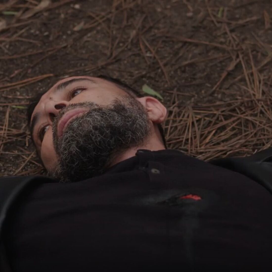 Luís mata um homem para proteger Micá numa floresta