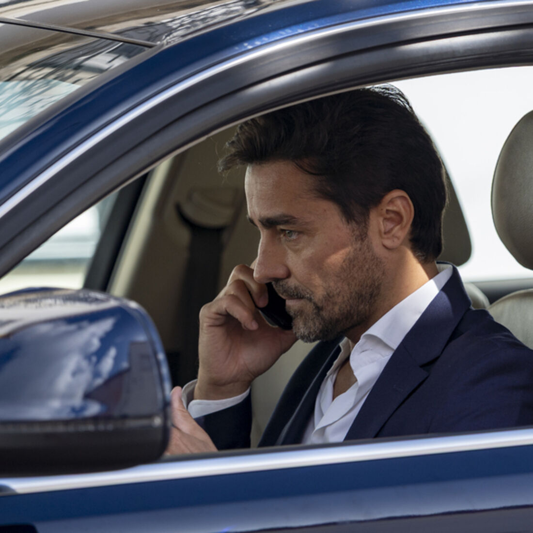 Vicente ao telefone no carro após incidente com Beatriz e Sofia em A Herança