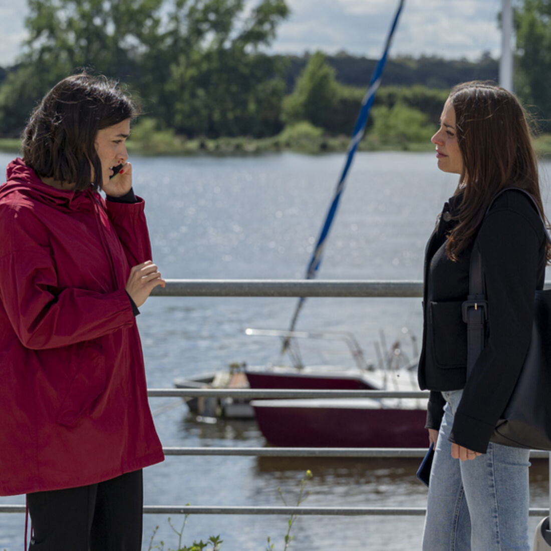 Beatriz e Sofia confrontam-se perto da água em A Herança