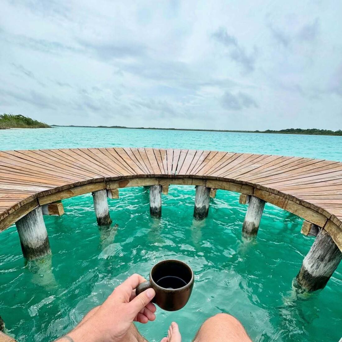 Ljubomir Stanisic aproveita o México com uma bebida refrescante num cenário paradisíaco