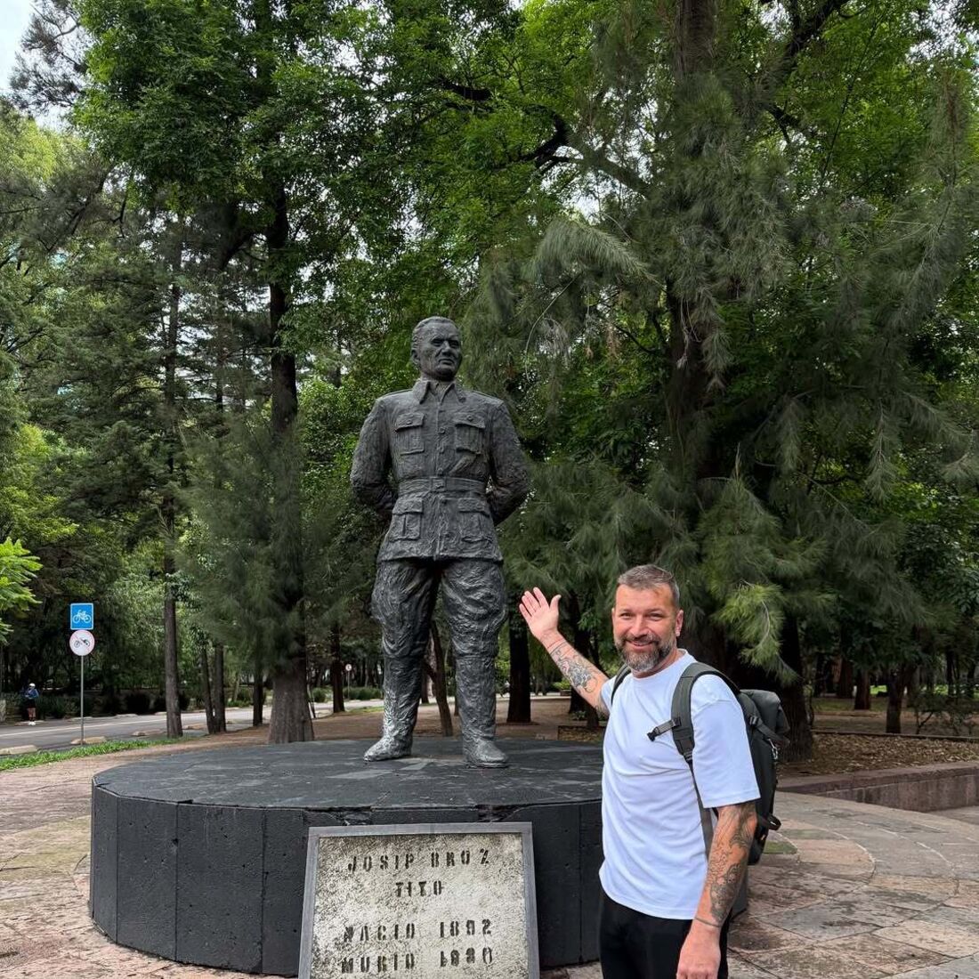 Ljubomir visita estátua de Josip Broz Tito no México