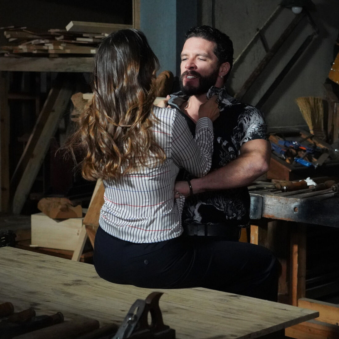 Pilar envolve-se com Heitor na serração, após tensões com Simão