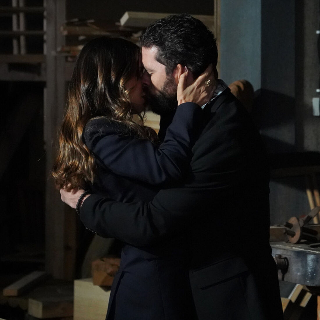 Em 'A Herança', Pilar e Heitor cedem à paixão com um beijo escaldante