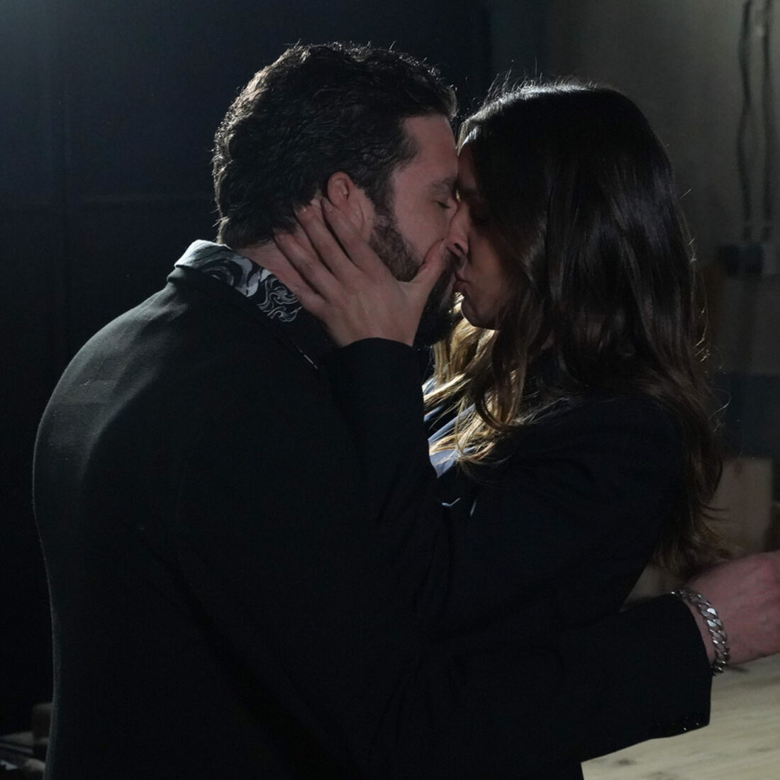 Pilar beija Heitor após tensão e combinam encontro na serração