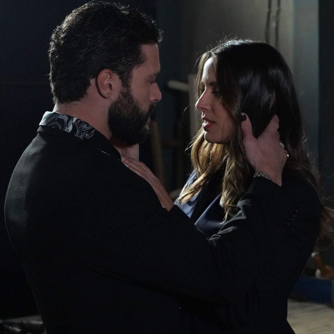 Pilar envolve-se com Heitor após destruir Vicente em 'A Herança'