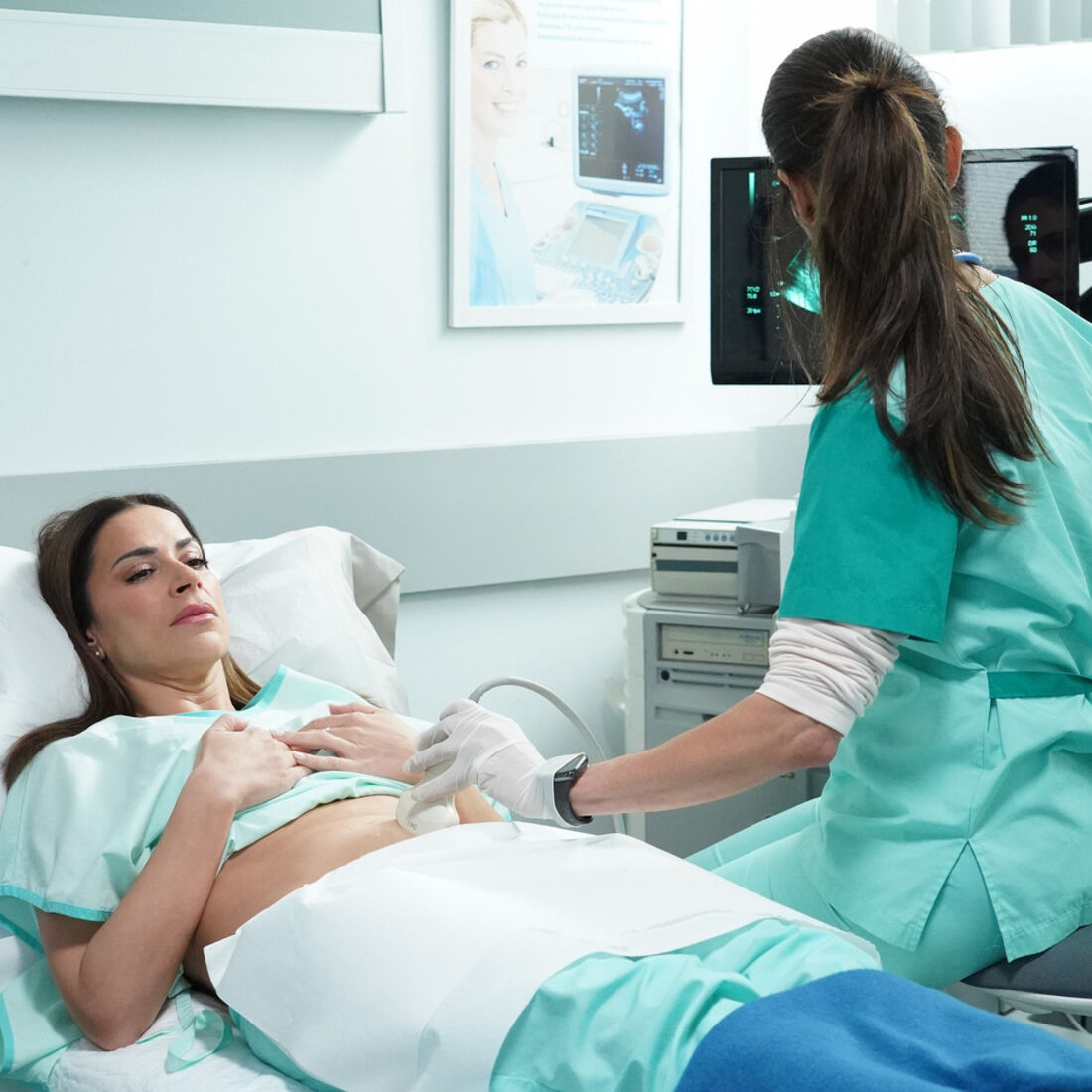 Inês faz amniocentese para provar a Pedro que Vicente não é o pai do bebé n' A Herança