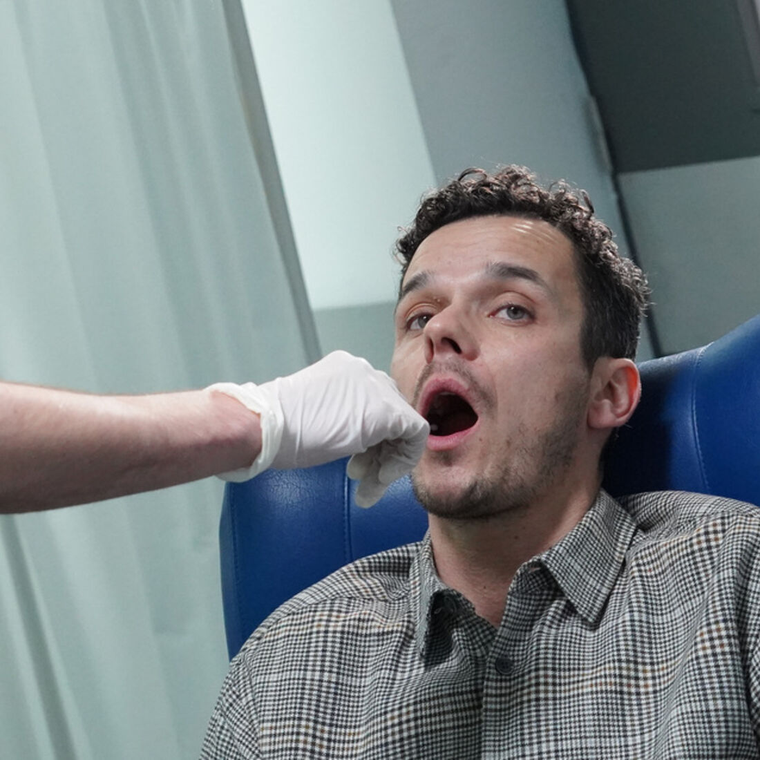 Inês faz amniocentese e Pedro recolhe ADN para teste de paternidade