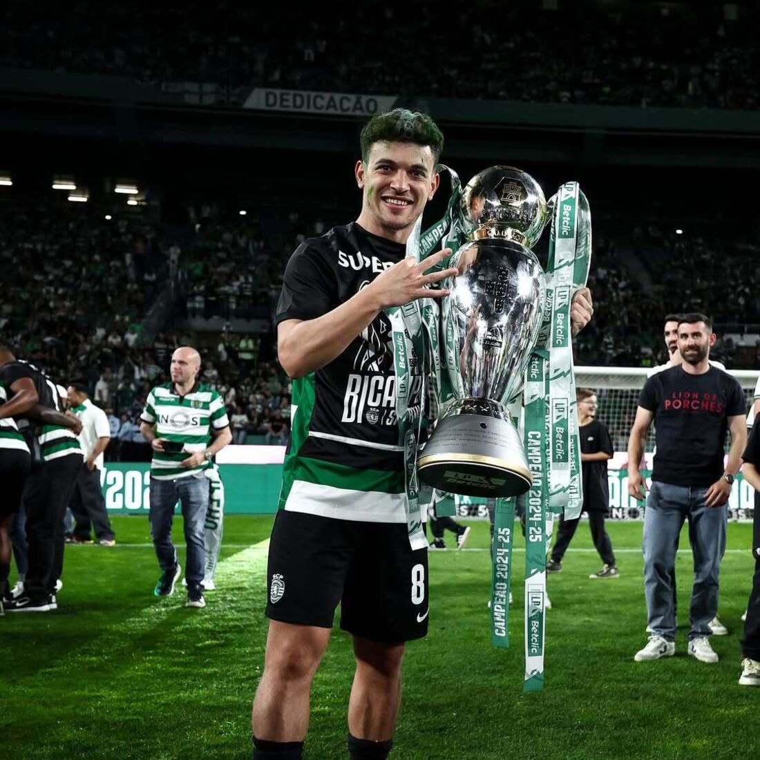Pedro Gonçalves celebra o título de campeão pelo Sporting