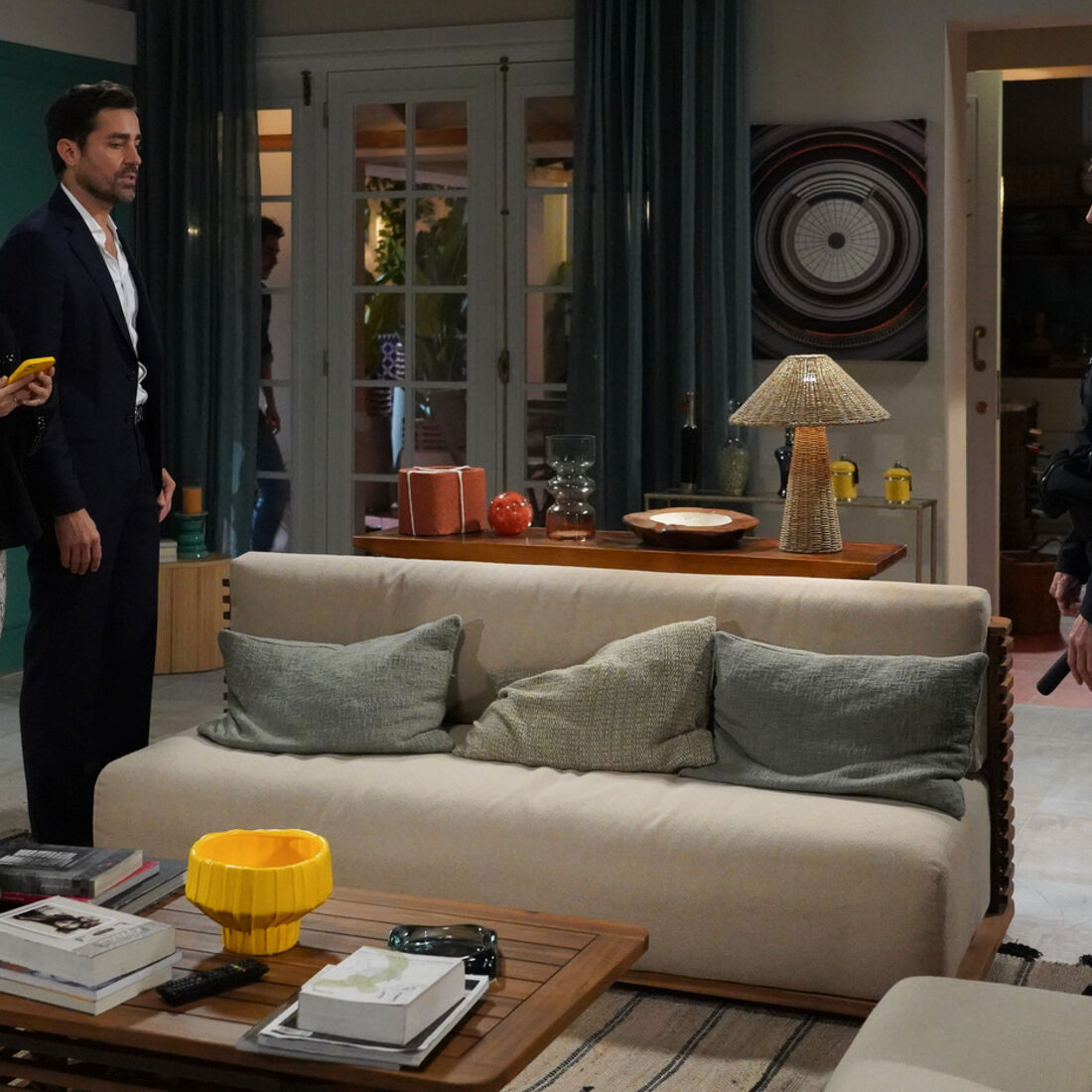 Teresinha e Gonçalo desesperam com o desaparecimento de Sofia e Beatriz no rio