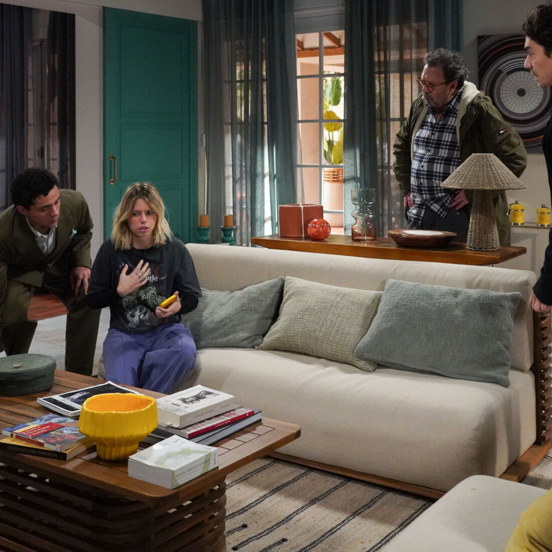 Teresinha e Gonçalo reagem ao desaparecimento de Sofia e Beatriz no rio.
