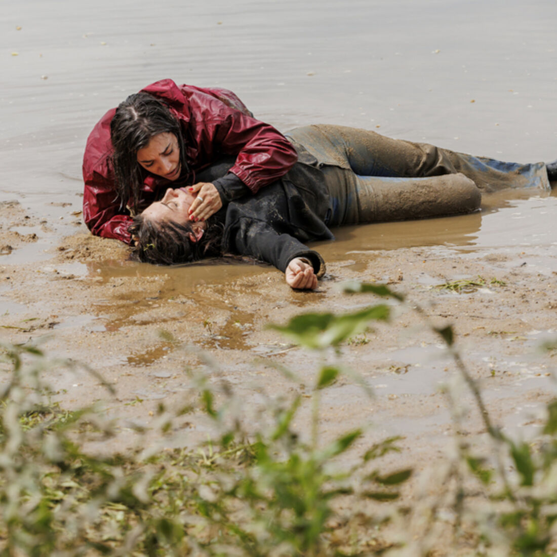 Beatriz e Sofia escapam após tentativa de homicídio no naufrágio provocado por Vicente.
