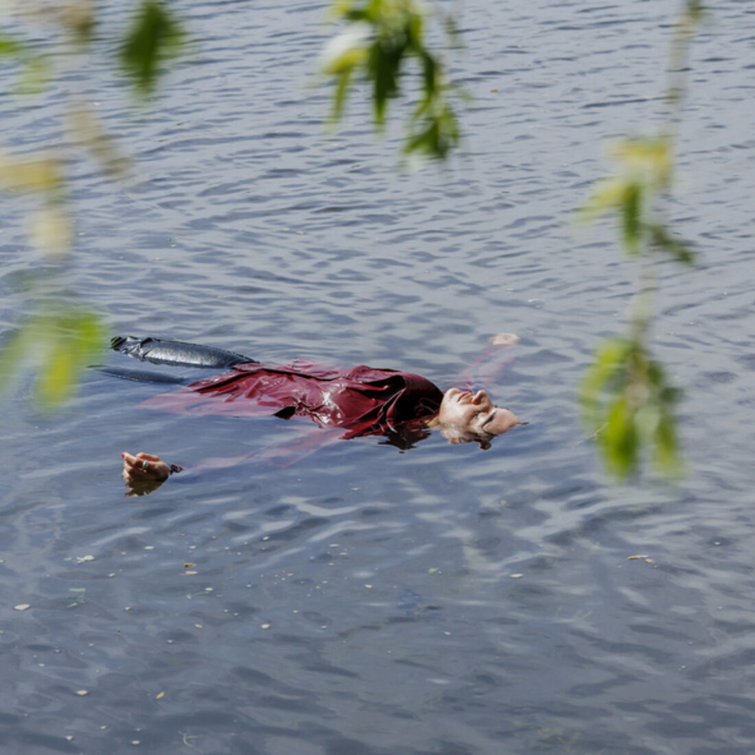 Beatriz e Sofia escapam após tentativa de homicídio por Vicente no rio.
