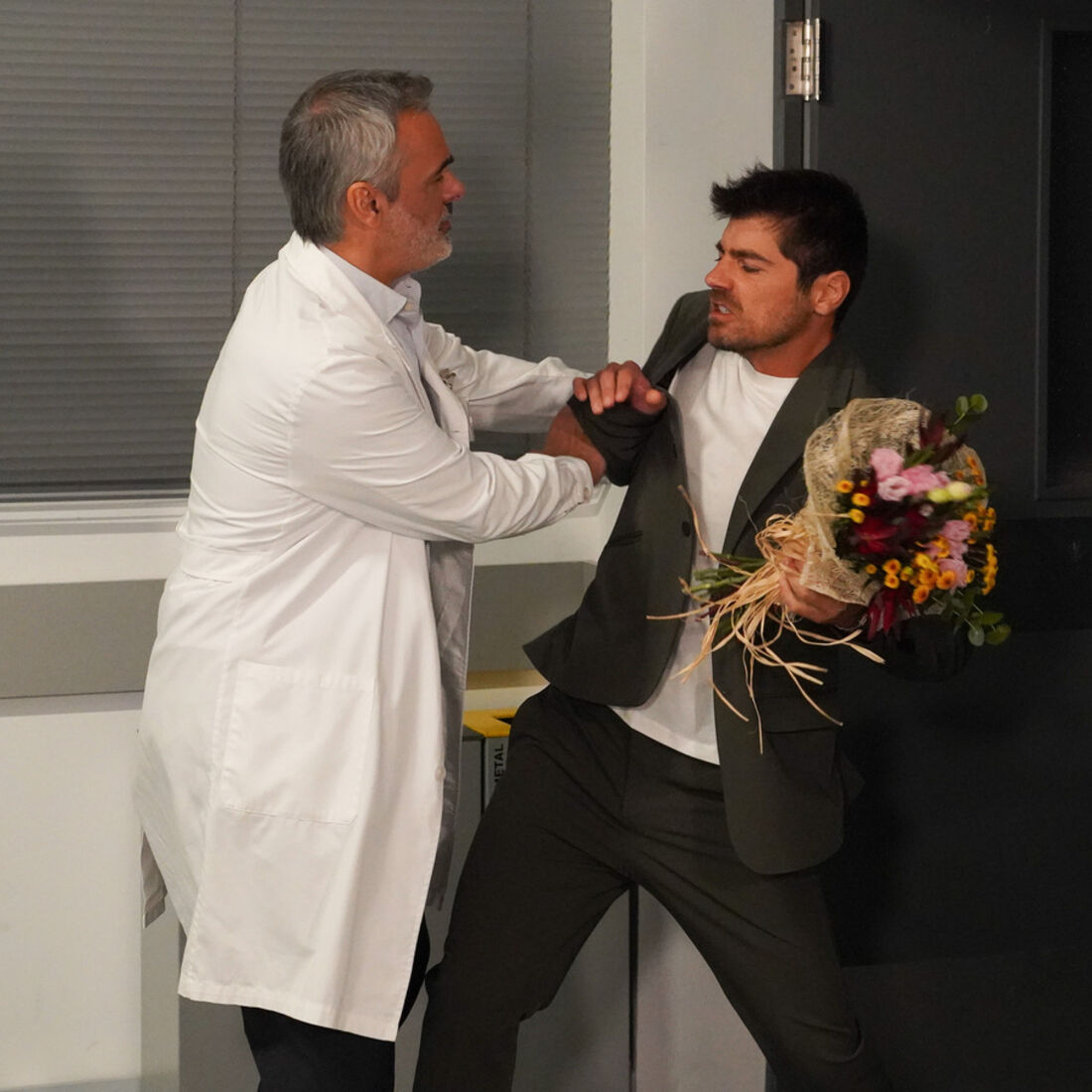 Tomás agride Duarte no hospital; Laura intervém