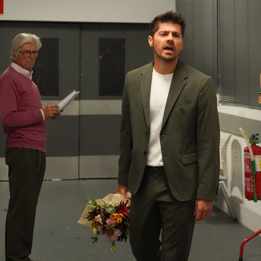 Tomás agride Duarte no hospital; Laura intervém na situação