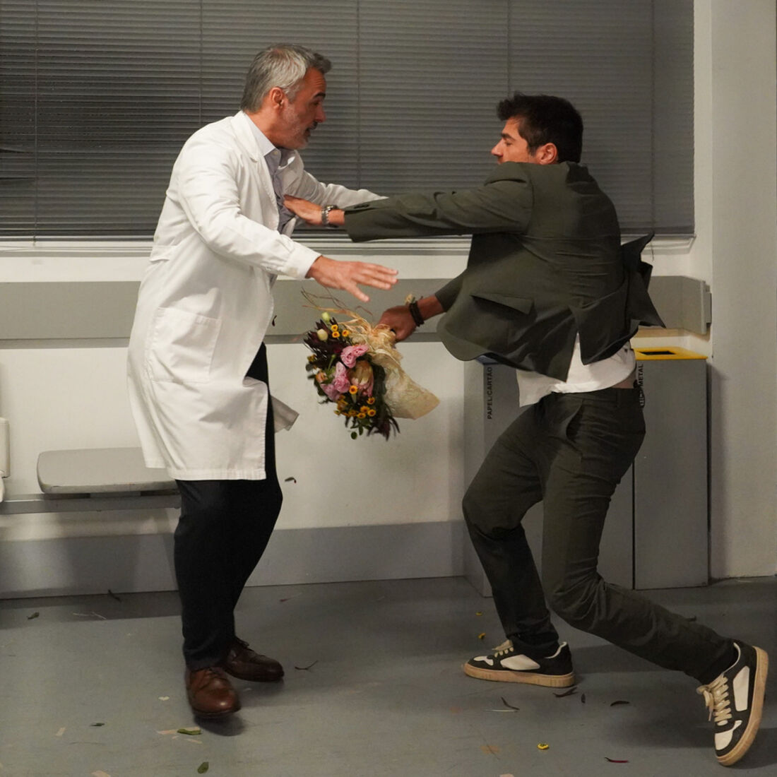 Tomás agride Duarte no hospital; Laura reage