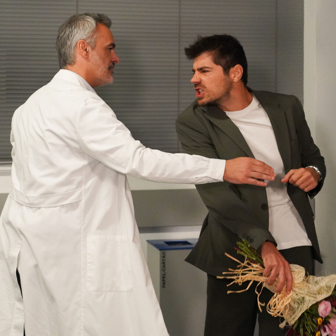 Tomás causa tumulto, agride Duarte no hospital. Laura intervém na situação