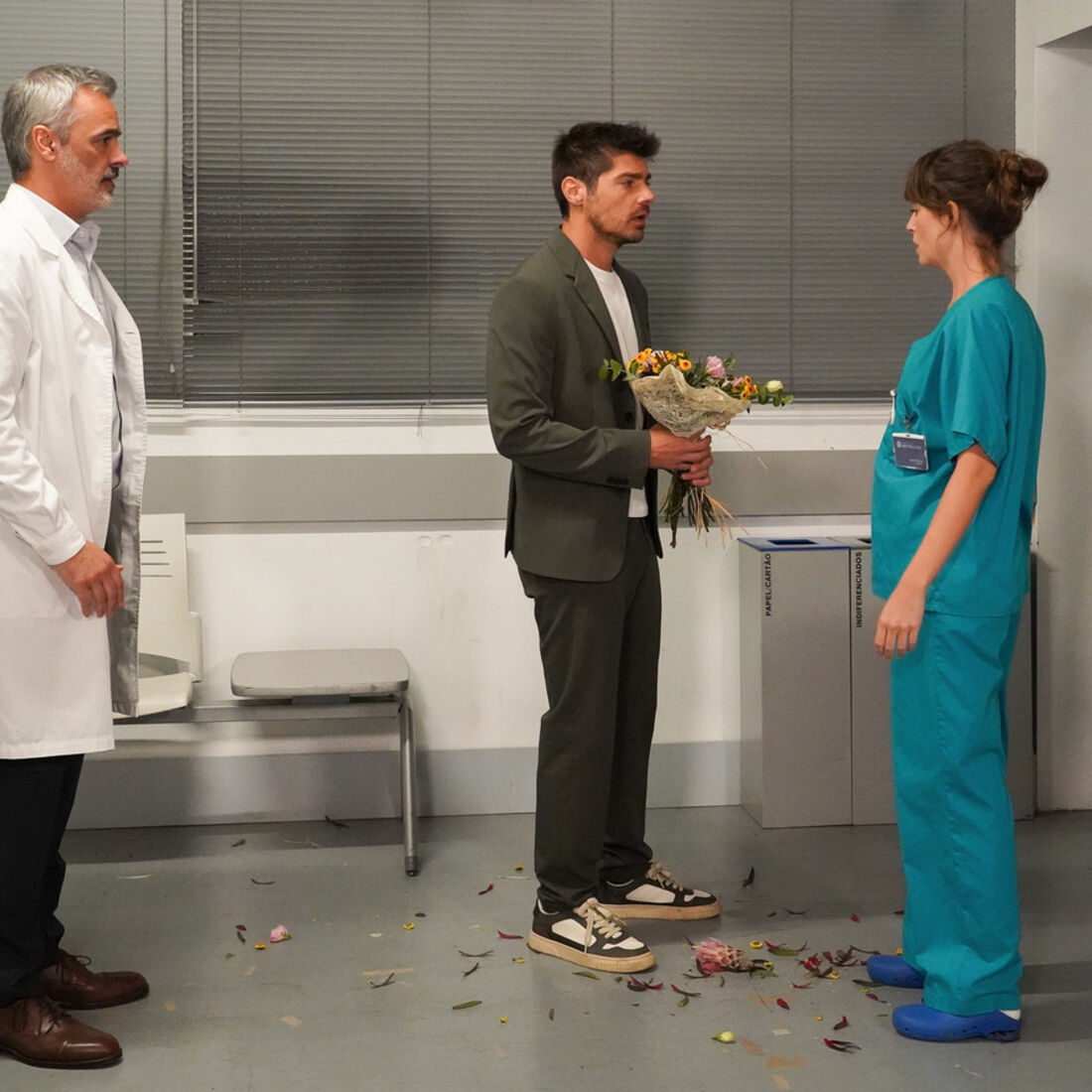 Tomás agride Duarte no hospital, com Laura a intervir