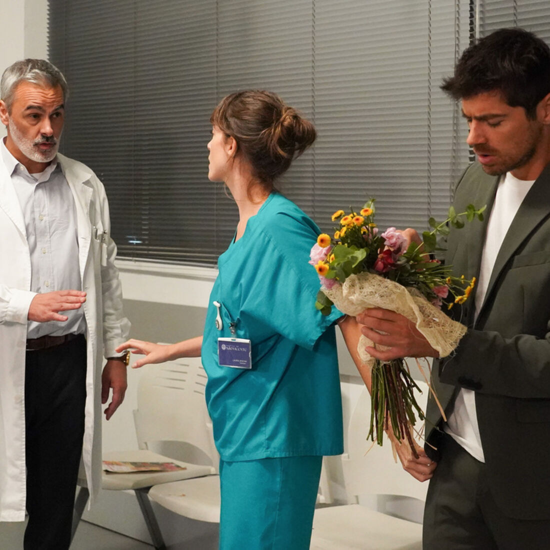 Tomás agride Duarte no hospital; Laura reage