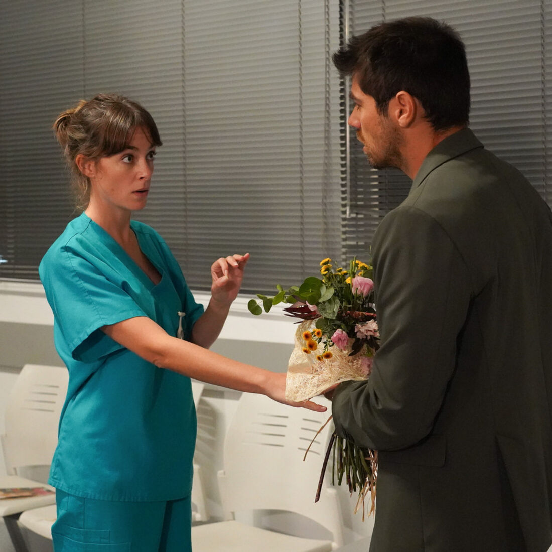 Tomás agride Duarte no hospital; Laura intervém