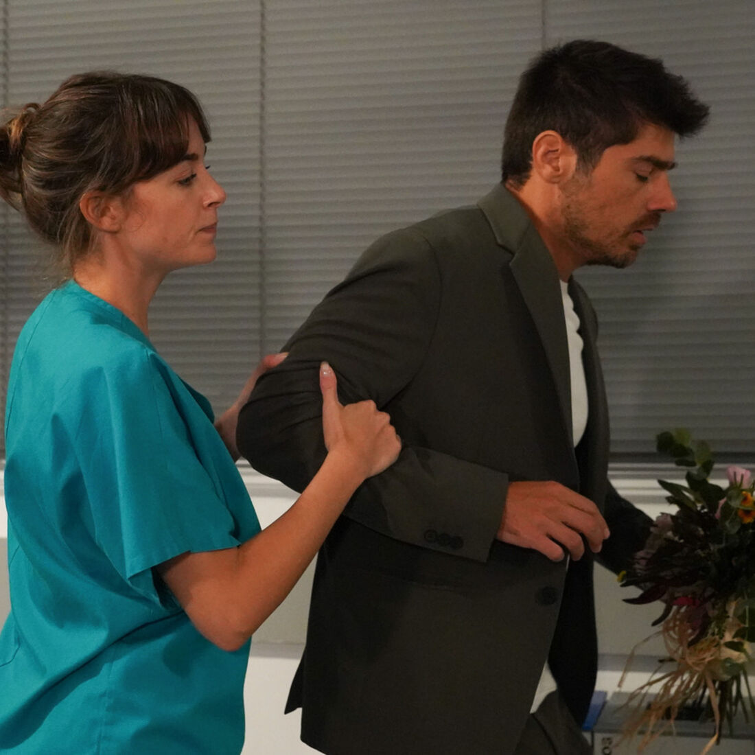 Tomás agride Duarte no hospital; Laura intervém